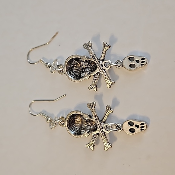 PIRATE Silvertone Skull & Crossbones Pierced Earrings - Picture 5 of 5